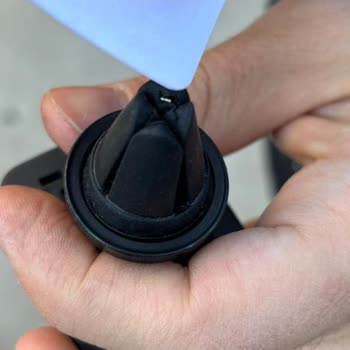 Spigen Araç İçi Telefon Tutucu Aracımda Hasara Yol Açtı, Firma Sorumluluk Almadı