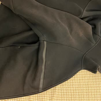 Gelbe Flecken auf meiner Nike Tech Fleece, keine Hilfe vom Support!