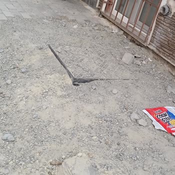 Kaldırım Taşları Yapılmadı Bina Önü Çamur Ve Kötü Kokuyor