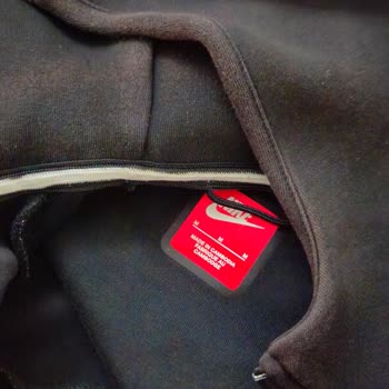 Nike Herren Joggingjacke verliert Farbe und fusselt nach 1 Monat