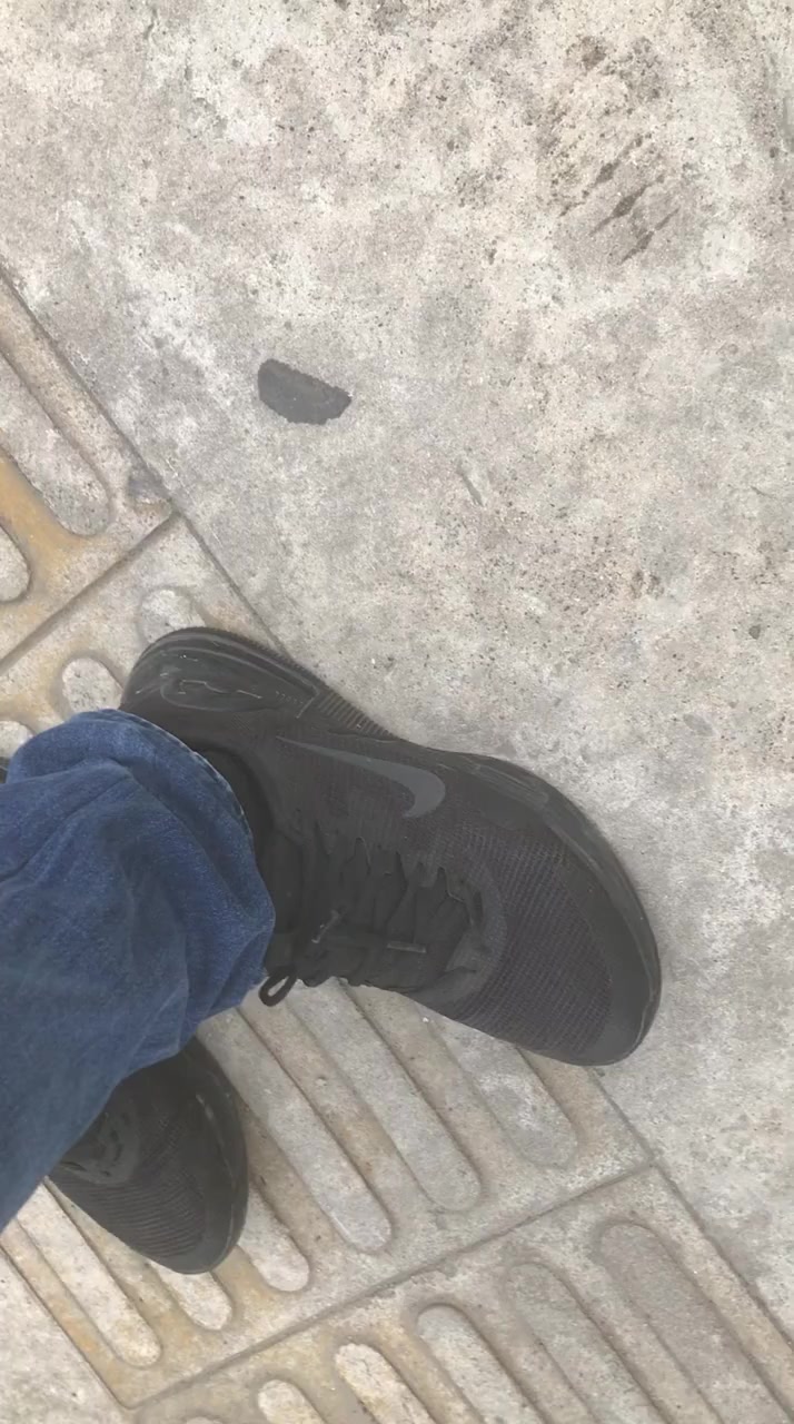 Nike Air Schuhe bei Deichmann gekauft, lauter Defekt, keine Hilfe vom Service! Videovorschaubild