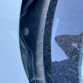 BMW 116d Ön Cam Fitili Çatladı Ve Dökülüyor, Çözüm Bekliyorum