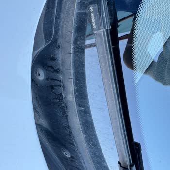 BMW 116d Ön Cam Fitili Çatladı Ve Dökülüyor, Çözüm Bekliyorum