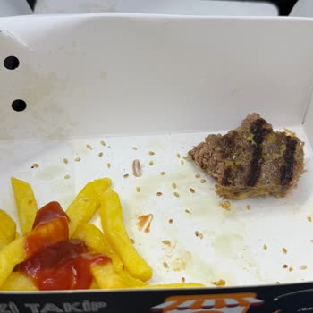 Hamburgerde Kemik Ve Kötü İçerik Şoku