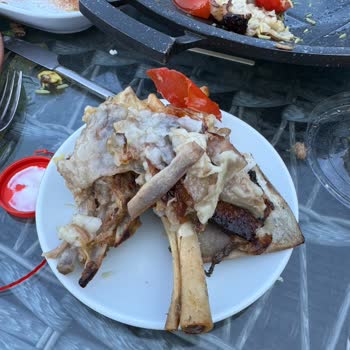 Oğlak Tandırda Aşırı Yağ Ve Yetersiz Et, İlgisiz Müdür