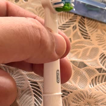 Oral-B Cepillo, cabezales con manchas y defecto de higiene en Amazon