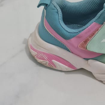 Hummel Refused to Replace the Shoes That Fell Apart After Light Use