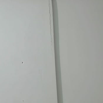 Deprem Sonrası Hasarlı Evde Yaşama Korkusu Ve Belediyeden Çözüm Bekleyişi