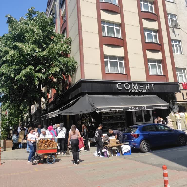 Mezuniyet Alışverişinde Saygısız Ve Dışlayıcı Mağaza Tavrı