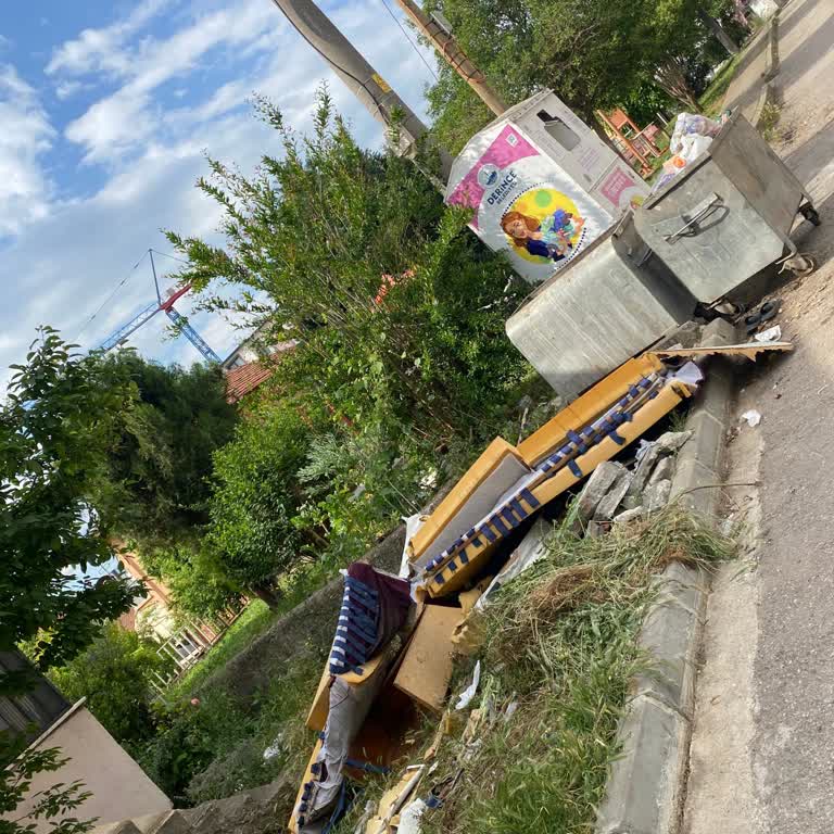 Çocuk Parkındaki Çöp Konteyneri Güvenlik Riski Oluşturuyor