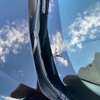 BMW F30 Ön Cam Izgarası Parçalanması: Parça Değişimi Talebi