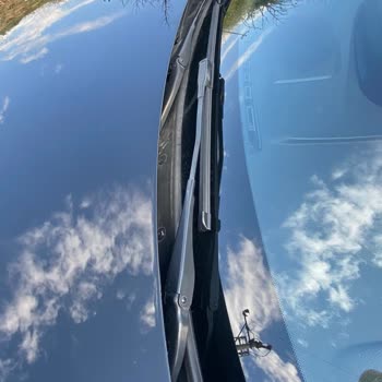 BMW F30 Ön Cam Izgarası Parçalanması: Parça Değişimi Talebi