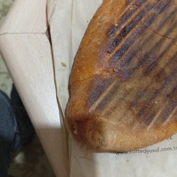 Hayal Kırıklığı Yaratan Kavurmalı Kaşarlı Tost Deneyimi