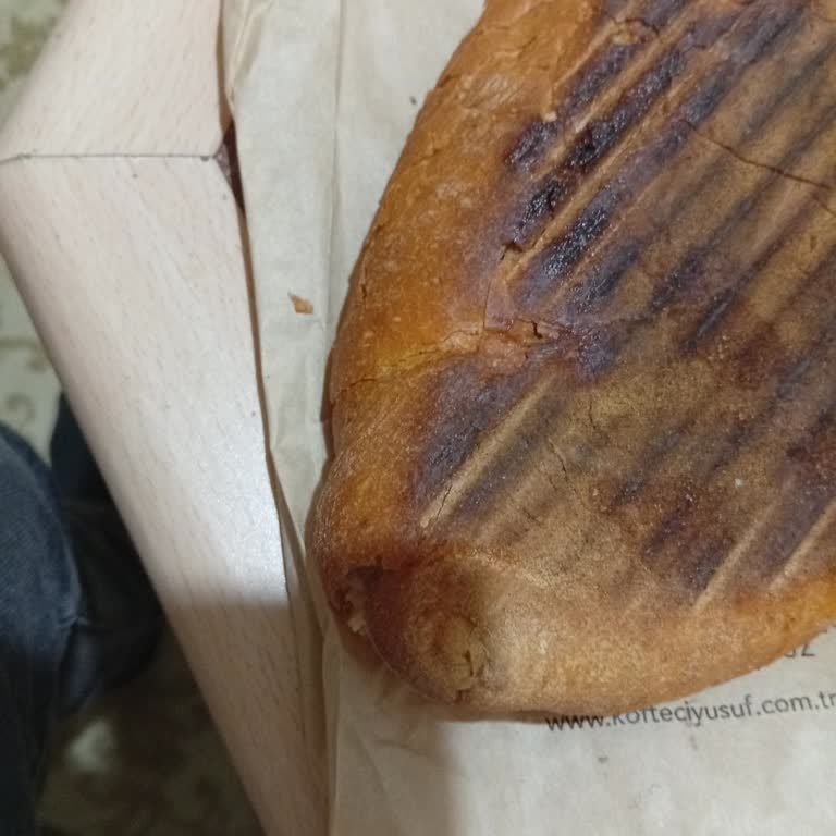 Hayal Kırıklığı Yaratan Kavurmalı Kaşarlı Tost Deneyimi