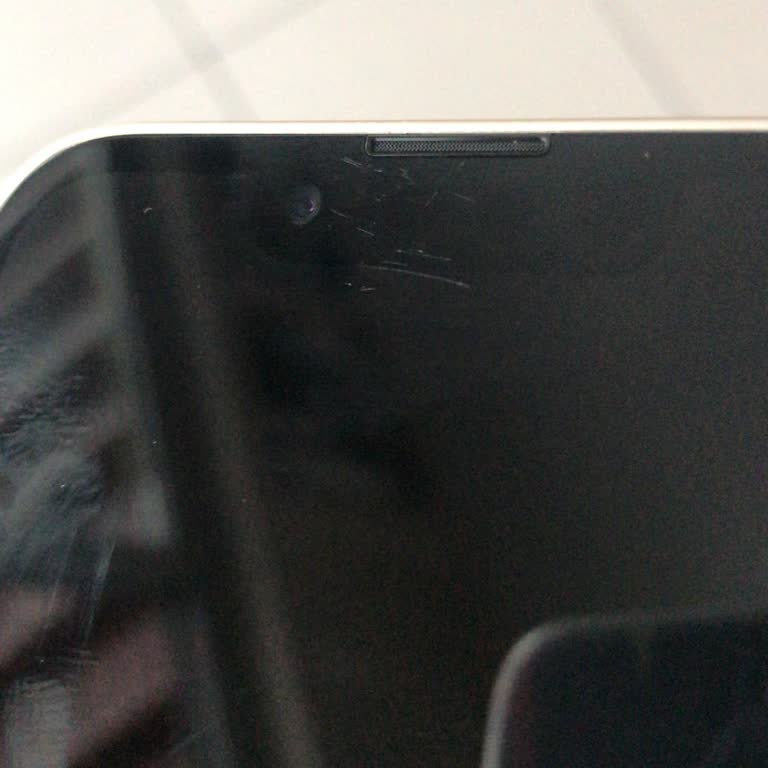 Sıfır İphone'da Çizik Sorunu Ve Bayi İlgisizliği