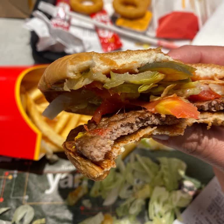 Siparişte Eksiklik Ve Uzun Teslimat Süresi: Cheeseburger Yerine Hamburger