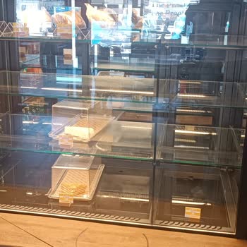 Arabica Coffee House Yenikent Şubesinde Tatlı ve Soğuk İçecek Eksikliği Müşterileri Mağdur Ediyor