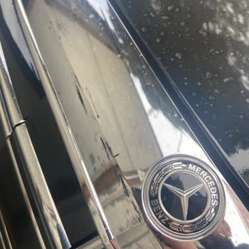 Mercedes Serviste Cam Değişimi Sonrası Kaputta Macun Lekeleriyle Karşılaştım