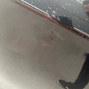 Mercedes Serviste Cam Değişimi Sonrası Kaputta Macun Lekeleriyle Karşılaştım