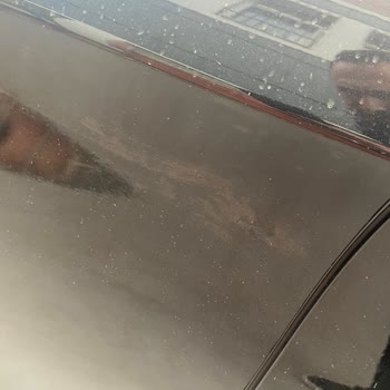 Mercedes Serviste Cam Değişimi Sonrası Kaputta Macun Lekeleriyle Karşılaştım