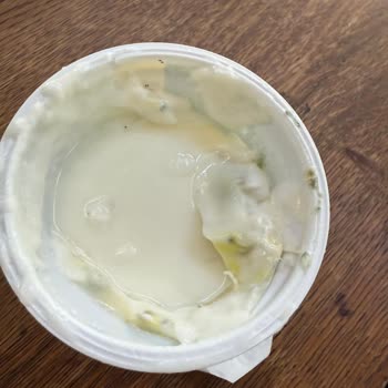 Yogur Activia con moho y mal olor comprado en tienda Sok