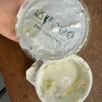 Yogur Activia con moho y mal olor comprado en tienda Sok