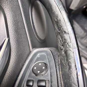 BMW Araçta Ön Cam Plastik Ve Kapı Kollarında Deformasyon Sorunu