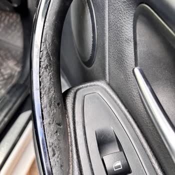 BMW Araçta Ön Cam Plastik Ve Kapı Kollarında Deformasyon Sorunu