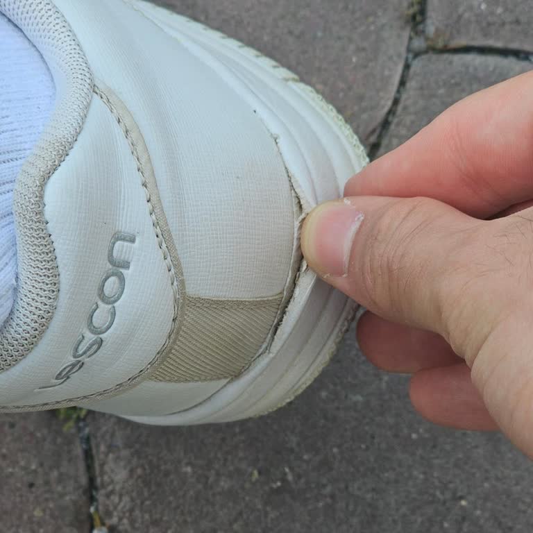 Lescon Ayakkabının Tabanında Kısa Sürede Sorun Oluştu