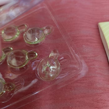 Ürün Çekmecede Saklanmış Kapsüller Akmış Ve Yağ Her Yere Dağılmış