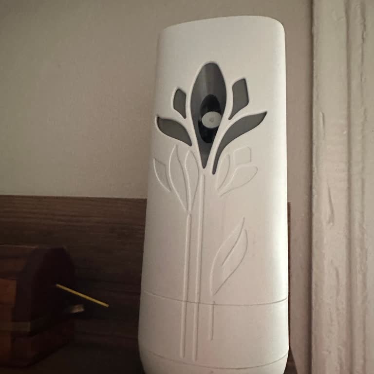 Air Wick Air Freshener Not Releasing Any Scent Even in Small Space