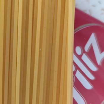 Filiz Makarna Üzerinde Siyah Noktalar Güvenimi Sarstı