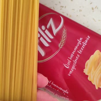 Filiz Makarna Üzerinde Siyah Noktalar Güvenimi Sarstı