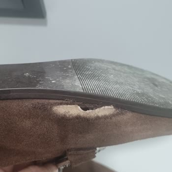 Gerçek Deri Diye Satılan Ayakkabı 3 Giyişte Yırtıldı, Firma Engelledi!