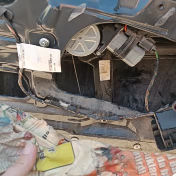 Fiat Linea Kapı Döşemesinden Çıkan Gazete Parçası Güven Endişesi Yarattı