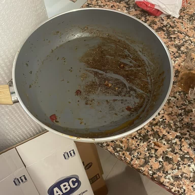 Karaca Tava Yapışmama Özelliğini Kaybetti!