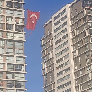 Yırtık Türk Bayrağına Duyarsız Ve Kaba Yaklaşım