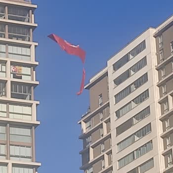 Yırtık Türk Bayrağına Duyarsız Ve Kaba Yaklaşım