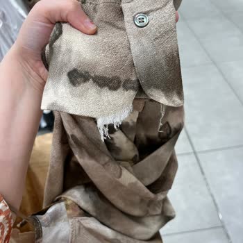 Zara'dan Alınan Takım İlk Yıkamada Söküldü, Mağaza Çözüm Sunmadı