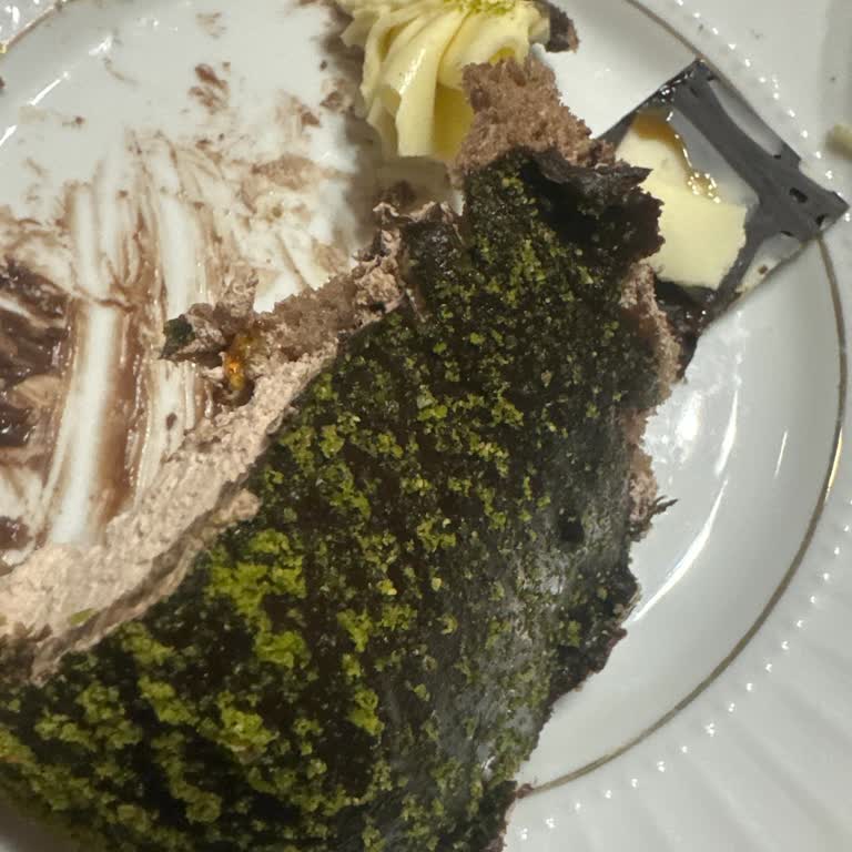 Esenler Dörtyol Ömürlü Pastanesi'nden Aldığım Pastalar Taze Değildi