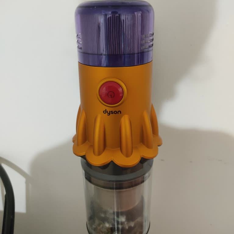 Dyson V12 Dikey Süpürge Garanti Süresinde Kendi Kendine Duruyor