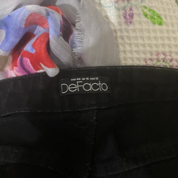 DeFacto Pantolonun İpleri Kısa Sürede Çıktı
