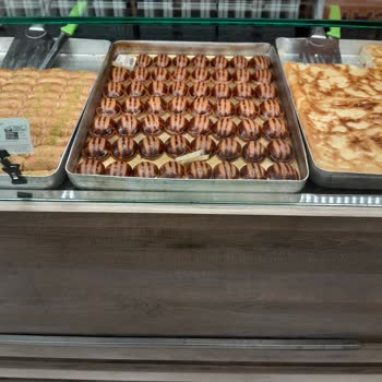 Yerde Sergilenen Lokumlar Hijyen Endişesi Yarattı