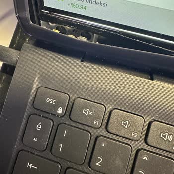 Dell Laptop, pantalla agrietada sin causa aparente