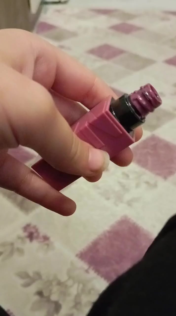 I Bought a Maybelline Vinyl Lipstick But It Had No Color—Just Clear Gloss Inside video cover
