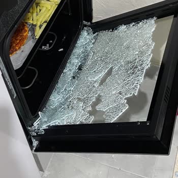 Fırın Camı Aniden Patladı, Tehlike Yarattı