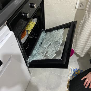 Fırın Camı Aniden Patladı, Tehlike Yarattı