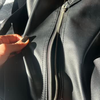 Çanta Alır Almaz İplikleri Çıktı Ve Fermuarı Kısa Sürede Bozuldu