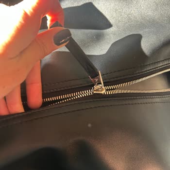 Çanta Alır Almaz İplikleri Çıktı Ve Fermuarı Kısa Sürede Bozuldu