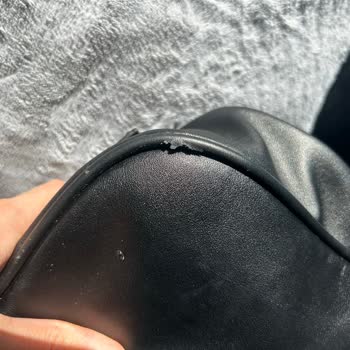 Çanta Alır Almaz İplikleri Çıktı Ve Fermuarı Kısa Sürede Bozuldu